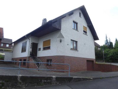 Freistehendes 2-Familienhaus mit Nebengebäude in Ebersburg-Weyhers