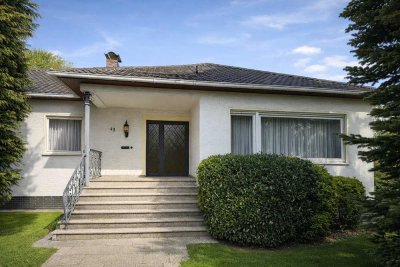 Freistehendes Einfamilienhaus mit großzügigem Garten und Doppelgarage in Lannesdorf