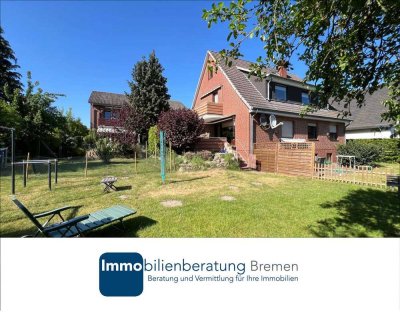 Gelegenheit - Zwei Häuser inkl. drei Garagen auf großem Grundstück