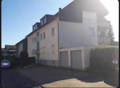 Stilvolle, helle, modernisierte 4-Zimmer-Wohnung mit Balkon in Leverkusen