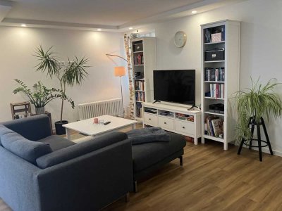 Komplett renovierte, moderne 2,5 Zimmerwohnung; 5 Minuten zur Uni