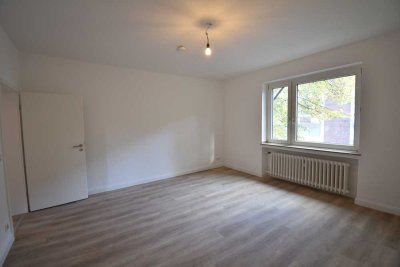 Mit Balkon! Renovierte 2-Zimmer-Wohnung in Eller