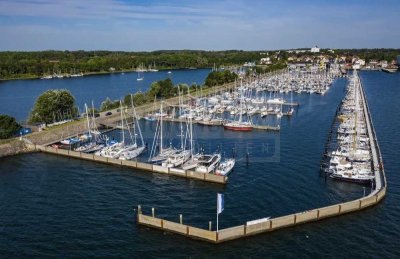 Direkt an der Kieler Förde am Sportboothafen ! Sanierter Altbau- Terrasse- Balkon