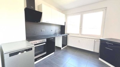 Inklusive Außenstellplatz! Erstbezug nach Sanierung TOP 3-Zimmer-Wohnung mit Einbauküche