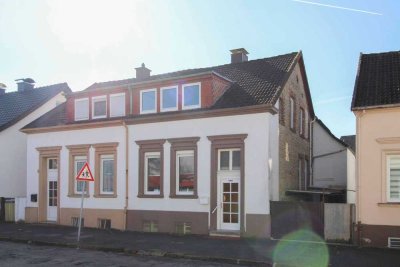 Im Ortskern: Doppelhaushälfte mit viel Platz & Anbau