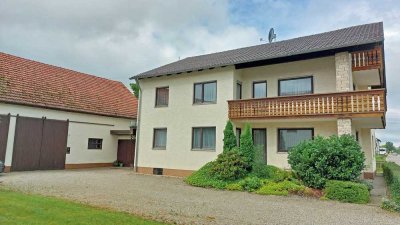 Hofstelle mit 2FH mit ausbaubarem DG und Neubau Möglichkeit für MFH o. Reihenhäuser bei Aichach