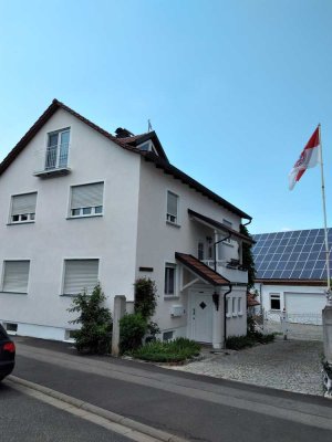 Großz. Einfam.haus mit Einl.w., Hof, Garten, Garage in Gernach