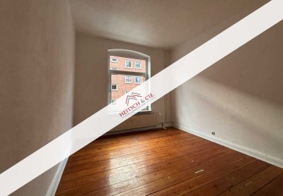 Frei & voller Potenzial: 2-Zimmer-Altbauwohnung aus 1920 im denkmalgeschützten Haus!