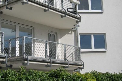 Schöne helle 2-Zimmer-Whg im 1. OG mit Stellplatz/Garage - ruhig mit Blick in Garten, zentrale Lage