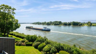 Rheinlage pur, unverbaubarer Panoramablick auf Rhein und Auen.