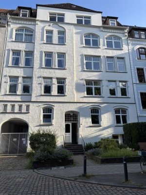 Modernisierte 4-ZimmerAltbauwohnung in Kiel, Franckestraße