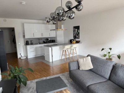Gehobene, geräumige 2- Zimmer-Wohnung mit Gäste-WC, hochwertiger Küche und großem einladenden Balkon