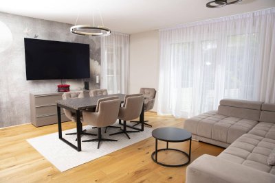 Luxury Living in Wiener Neustadt! Hochwertig möblierte 3-Zimmer-Wohnung zwischen Bahnhof und Innenstadt | Sofort bezugsfertig | Freier Grünblick | Große Glasfronten, Balkon &amp; Loggia | Tiefgaragenplatz