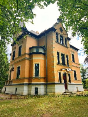 Stilvoll Wohnen in beeindruckender Villa mit EBK und SP