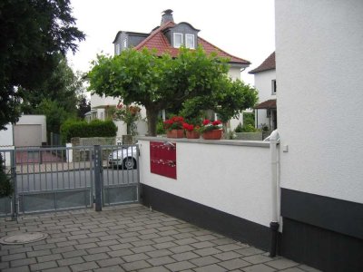 Sonnige 2 Zimmer-Wohnung im 1. OG mit Einbauküche und Balkon