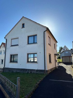 Renovierungsbedürftiges Wohnhaus mit zwei Wohneinheiten