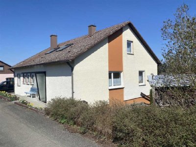 Familienparadies mit Potenzial!
Gepflegtes Einfamilienhaus
mit Einliegerwohnung