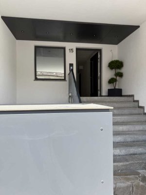 Erstbezug nach Sanierung: Helle 4-Zimmer-Wohnung mit Balkon
