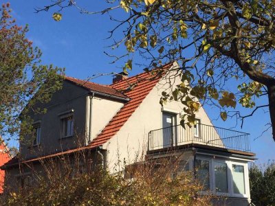 Zentral und ruhig: 2-Zimmer-Wohnung mit Einbauküche und Dachterrasse in Obstbausiedlung