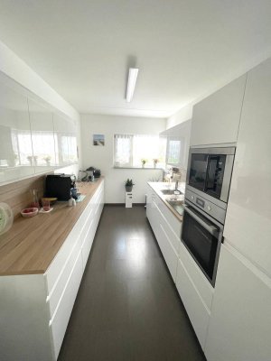 Wohnen auf zwei Ebenen: Maisonette mit Balkon und Garten