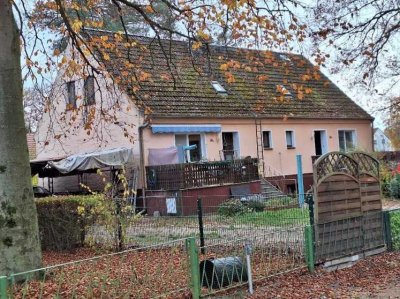 Gut gelegene Doppelhaushälfte mit Garten und Stellplätzen