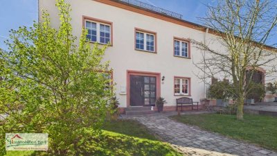 RENOVIERTES BAUERNHAUS MIT GROSSEN STALLUNGEN UND GARAGEN