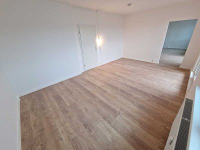 Zwei Monate kaltmietfrei!! Kernsanierte 6-Raumwohn. +Balkon +Laminatboden +zwei Bäder +EBK-Option!