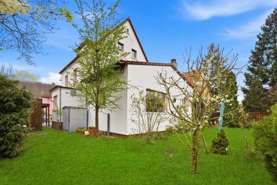 Wohnhaus mit 3 Wohnungen in schöner Wohnlage, Fürth-Ronhof.

Bezugsfrei!