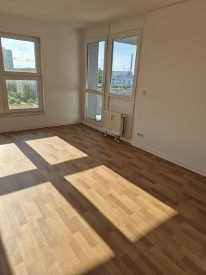 ***Bezugsfreie, helle 1 1/2-Zimmerwohnung mit EBK, Keller und Balkon***