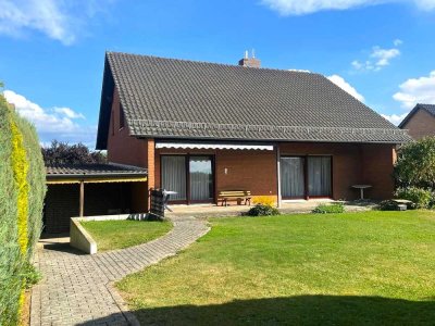 Attraktives Einfamilienhaus mit gepflegtem, eingewachsenem Garten in ruhiger Lage in Rollshausen !