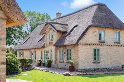 Historie und Moderne in großzügiger Symbiose – kersaniertes Landhaus mit feinstem Wohnkomfort