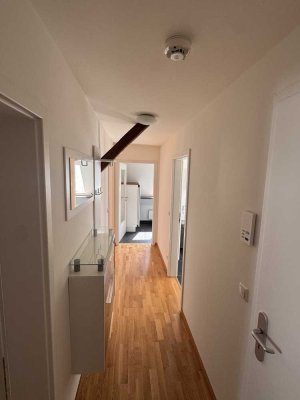 Wohnen mit Charakter: 2-Zimmer-Dachgeschosswohnung am Wittelsbacher Park
