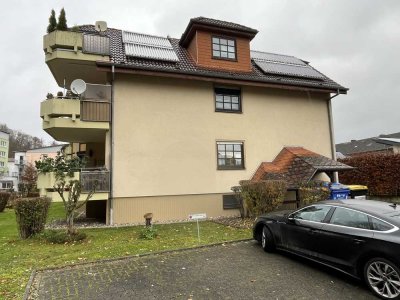 Für Eigennutzer oder Kapitalanleger: Großzügige Hochparterre-ETW mit Balkon in sehr gepflegtem MFH