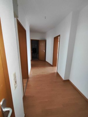 3 Zi. Wohnung mit Balkon (WG geeignet) ab sofort!