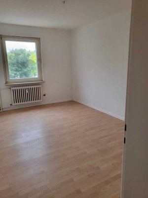 Günstige, helle drei Zimmer Wohnung !!!!