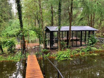 Seltenes Teichgrundstück mit Wochenendhaus im Wald