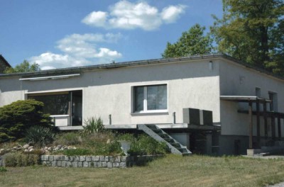 Seeblick - Architketenbungalow, voll unterkellert und mit großem Garten