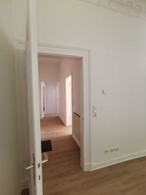 Hereinspaziert: 2 Zi.-WHG + 1 Zi.; mit schicker Einbauküche; teilweise Stuckdecken; Glasfaser