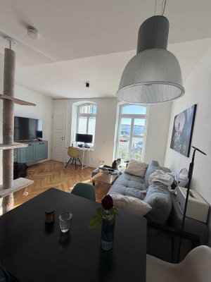 Voll möbliertes 2-Zimmer-Apartment, 2 Bäder, Balkon, Garten