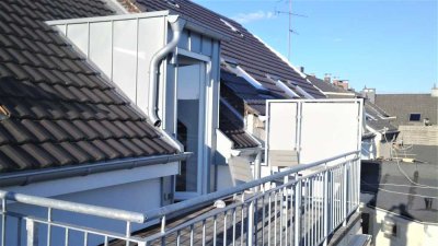 Helle sanierte Altbau 2-Zi-DG-Wohnung in denkmalgesch. Haus mit gr. Südbalkon