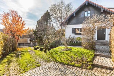 Exklusives, liebevoll modernisiertes Landhaus auf idyllischem, eingewachsenem Grundstück mit 800 m²