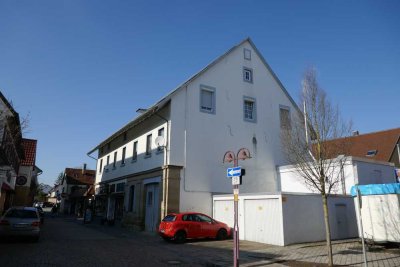 Mehrfamilienhaus mit Charme, Ausbaureserve und Gewerbeeinheit im Zentrum