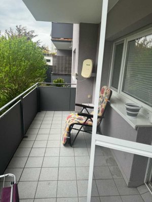 Modernisierte Wohnung mit zwei Zimmern sowie Balkon und Einbauküche in Hockenheim
