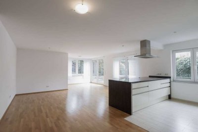 Lichtdurchflutete 4-Zimmer-Wohnung mit moderner Einbauküche, Kochinsel und 2 Garten Terrassen