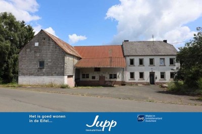 Ehemaliges Eifler Bauernhaus mit arrondiertem Land von 34 ha Größe und Nebengebäuden, Feuerscheid