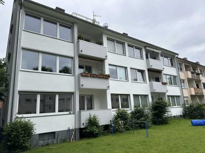 Geschmackvolle, gepflegte 4-Zimmer-Hochparterre-Wohnung mit geh. Innenausstattung mit Balkon
