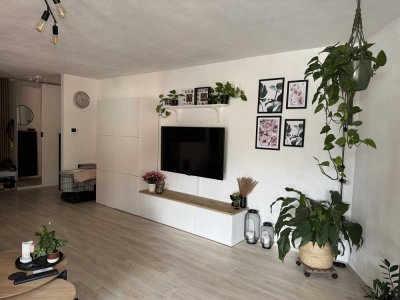 Stilvolle, sanierte 3-Zimmer-Terrassenwohnung mit Terrasse, Balkon, Parkplatz und EBK in Eisingen