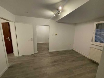 KOMPLETT RENOVIERTE 2,5 ZKB-DACHGESCHOSS-WOHNUNG IN ZENTRUMSNAHER LAGE!