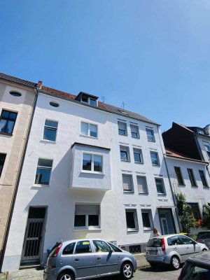 Schöne, sanierte 2 Zimmer Dachgeschosswohnung in ruhiger Lage von M`Gladbach (nahe Schloss Rheydt)