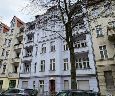 Attraktive und Geräumige 2 Zimmer Altbauwohnung im Vorderhaus mit großer Wohnküche in zentraler Lage